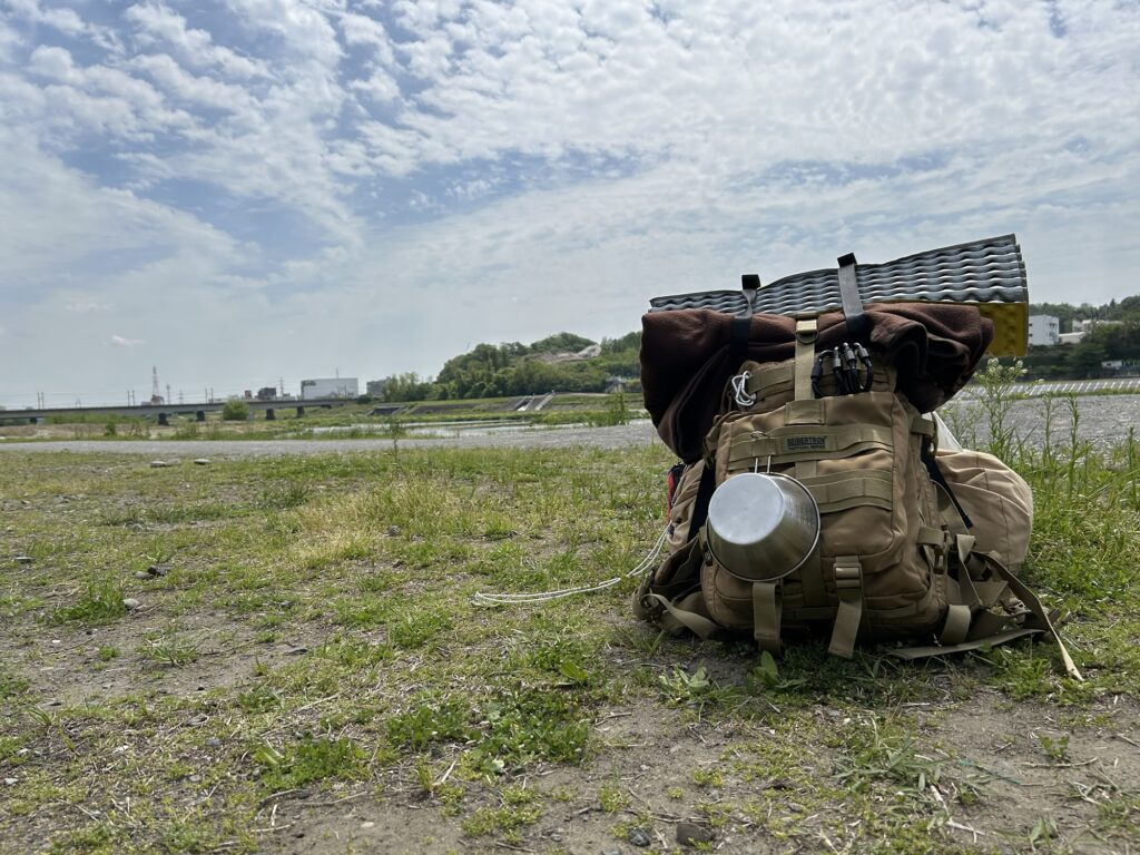 愛用のザック「サイバトロン」をキャンプサイトに置いた写真

無骨ソロデイキャンプＳ2-2＠府中郷土の森