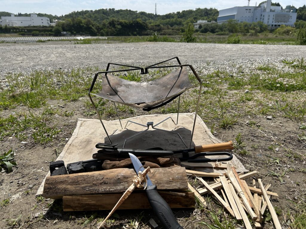 焚き火道具とフェザースティックの写真

無骨ソロデイキャンプＳ2-2＠府中郷土の森