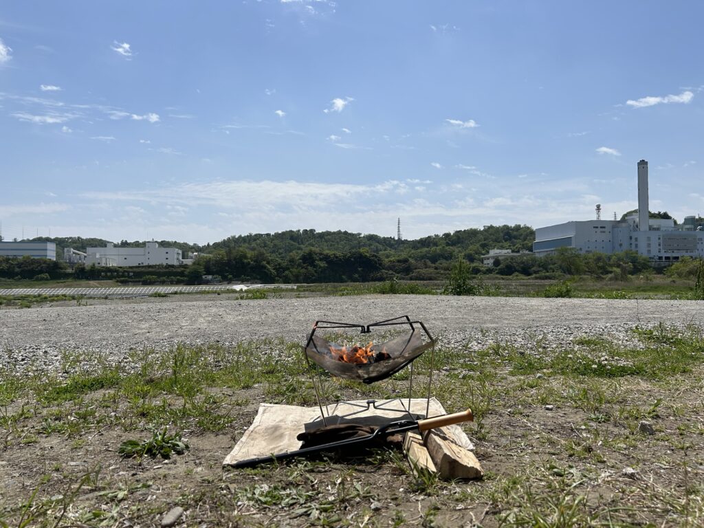 火が灯った焚き火台と河原の景色の写真。

無骨ソロデイキャンプＳ2-2＠府中郷土の森