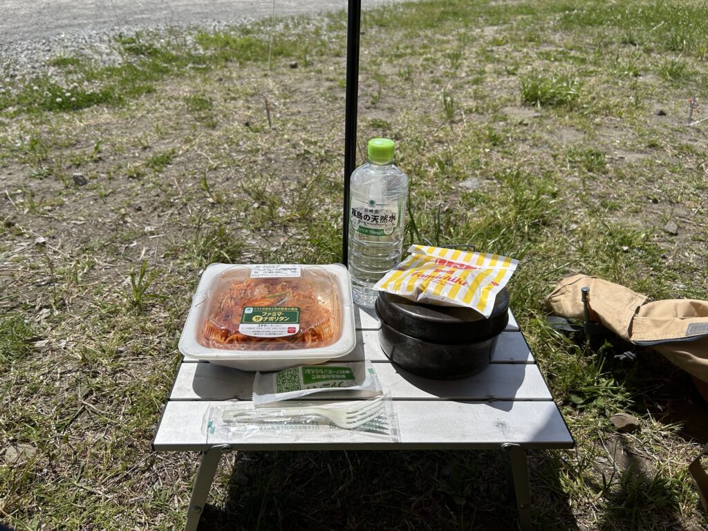 キャンプ飯「ファミマ」のナポリタンとスパイシーチキンをテーブルに並べた写真。

無骨ソロデイキャンプＳ2-2＠府中郷土の森