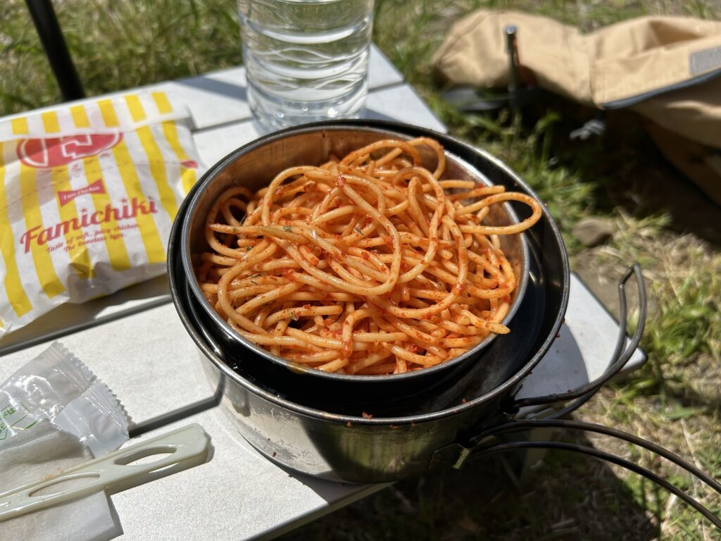 水が入った大きなクッカーに、ナポリタンを入れた小さなクッカーをセット。

【無骨ソロキャンプ飯】ファミマのナポリタン