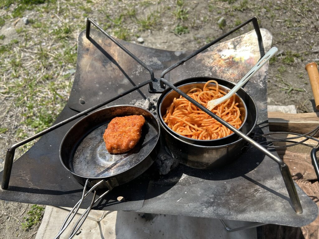 焚き火でナポリタンとチキンを温める写真。

無骨ソロデイキャンプＳ2-2＠府中郷土の森