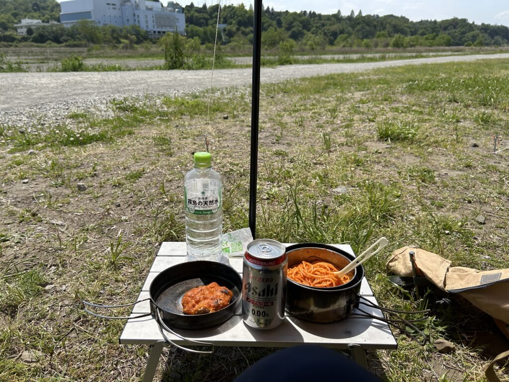 キャンプ飯の「ファミマ」ナポリタン＆スパイシーチキン＆アサヒドライゼロの写真。

無骨ソロデイキャンプＳ2-2＠府中郷土の森