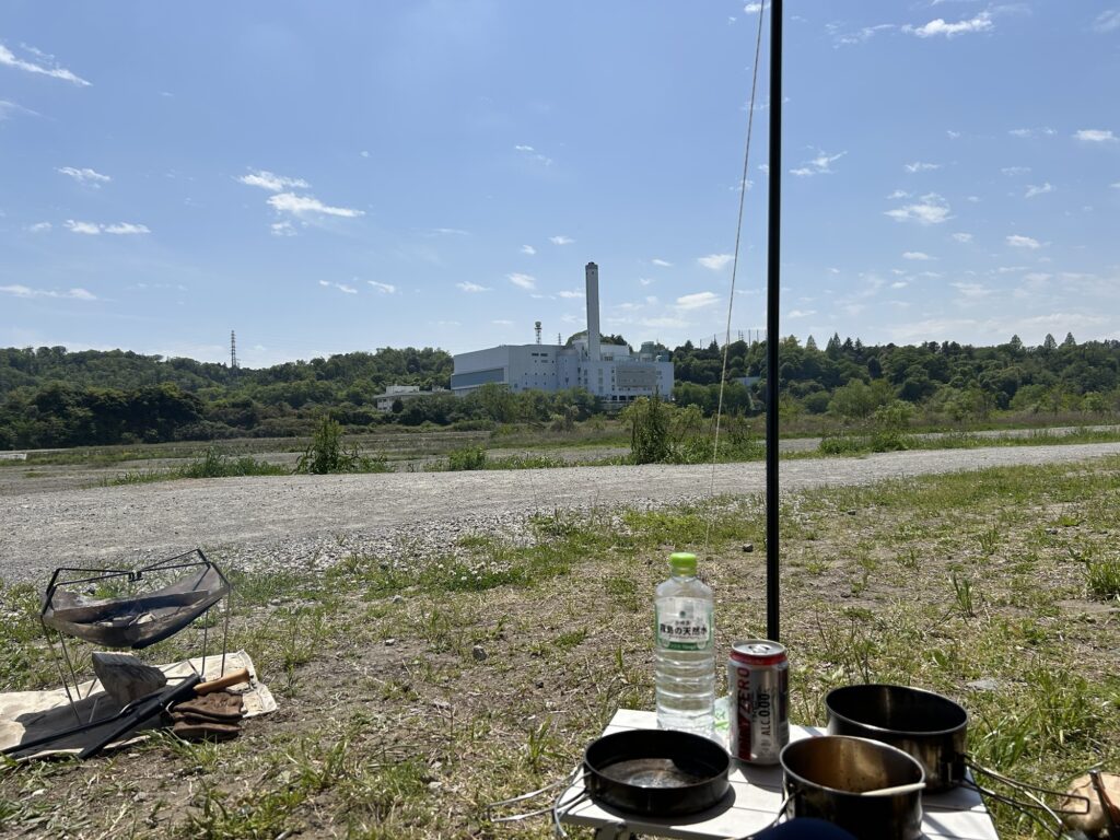 焚き火と景色と、カラになったクッカーを、テントで寝ころびながら見てる写真。

無骨ソロデイキャンプＳ2-2＠府中郷土の森