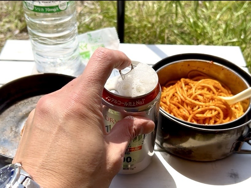 テーブルにナポリタンとチキンを並べ、アサヒドライゼロをプシュと開けた瞬間の写真。

無骨ソロデイキャンプＳ2-2＠府中郷土の森