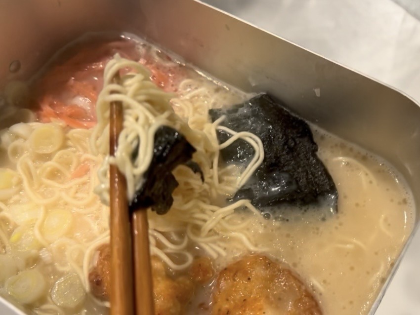 簡単！男のソロキャンプ飯レシピ｜ズバーン博多豚骨トッピングアレンジ｜無骨志向40代パパの料理