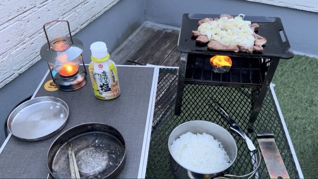 ソロキャンプ飯は白米と豚ハツ鉄板焼き。

自宅バルコニーで宿泊無骨ソロキャンプ｜ワークマンテントで、豚ハツ鉄板焼きを嗜む｜40代パパのリアルレポ（シーズン２第３話）