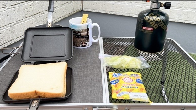 テーブルに食材とバーナーをセット

簡単！男のソロキャンプ飯レシピ｜マルシンハンバーグホットサンド｜無骨志向40代パパの料理