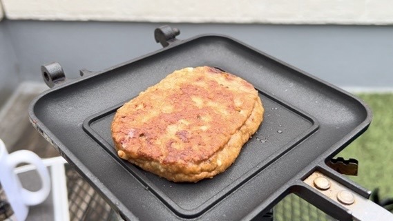 ハンバーグをこんがり焼く。

簡単！男のソロキャンプ飯レシピ｜マルシンハンバーグホットサンド｜無骨志向40代パパの料理