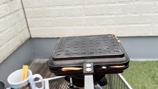 具材を挟んだ良くパンをHSMで挟み込む。

簡単！男のソロキャンプ飯レシピ｜マルシンハンバーグホットサンド｜無骨志向40代パパの料理
