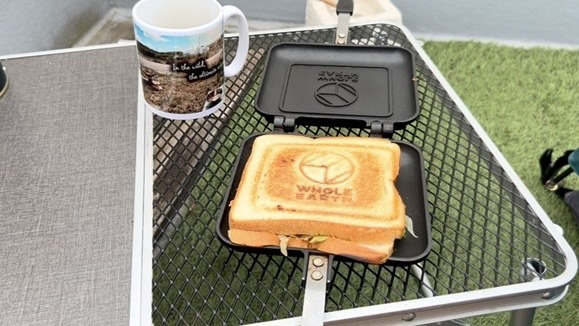 美味しそうに焼きあがったホットサンド。

簡単！男のソロキャンプ飯レシピ｜マルシンハンバーグホットサンド｜無骨志向40代パパの料理